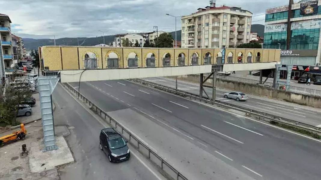 Evinin salonu görününce üst geçidi yıktırdı! 3